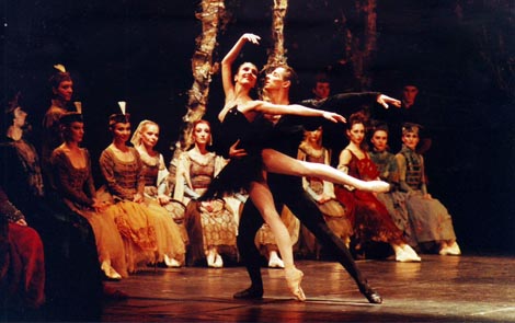 Milka Hribar i Andrei Izmestjev; Hrvatsko narodno kazalište u Zagrebu: Petar Iljič Čajkovski, Labuđe jezero, kor. Oleg Danovski, 2000.