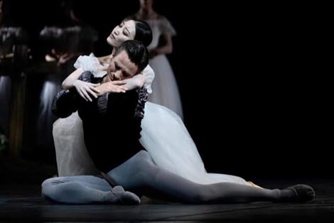 Asuka Maruo (Giselle) i Tomislav Petranović (Grof Albrecht) – Hrvatsko narodno kazalište u Zagrebu: Adolphe Adam, Giselle, kor. i red. José Carlos Martínez, foto: hnk.hr