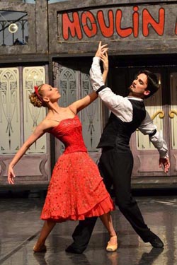 Pavla Mikolavčić (Swanilda) i Tomislav Petranović (Franz); Hrvatsko narodno kazalište u Zagrebu: Léo Delibes – Youri Vámos, Coppélia na Montmartreu, kor. i red. Youri Vámos, foto: © Novković