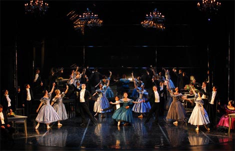 Hrvatsko narodno kazalište u Zagrebu: Alexandre Dumas sin – Carl Davis – Derek Deane, Dama s kamelijama, red. i kor. Derek Deane, foto: Saša Novković, 2008.