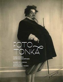 Katalog uz izložbu: Foto Tonka / Tajne ateliera društvene kroničarke, Muzej grada Zagreba, 2014.