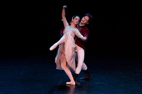 Ana Blažanin i Vuk Ognjenović u Snježnom pas de deuxu iz baleta Orašar, koreografija Waczlaw Orlykowsky, prijenos Dinko Bogdanić i Vuk Ognjenović, Hrvatsko narodno kazalište u Osijeku, foto: facebook