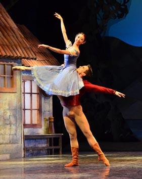 Mai Kageyama (Giselle) i Tomislav Petranović (Grof Albrecht); Hrvatsko narodno kazališta u Zagrebu: Adolphe Adam, Giselle, kor. Iraida Lukašova (prema Jeanu Corallija and Julesu Perrotu u redakciji Mariusa Petipaa), foto: © Ines Novković
