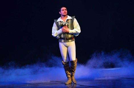 George Stanciu (Hilarion); Hrvatsko narodno kazališta u Zagrebu: Adolphe Adam, Giselle, kor. Iraida Lukašova (prema Jeanu Corallija and Julesu Perrotu u redakciji Mariusa Petipaa), foto: © Ines Novković