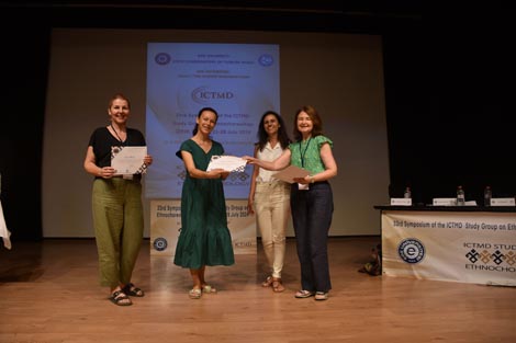 33. simpozij Studijske grupe za etnokoreologiju (Study Group on Ethnochoreology) u Izmiru – moderatorica uručuje diplome nakon sesije