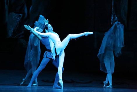 Anna Nikulina (Princeza Shireen), Denis Rodkin (Ferkhad); Akademski državni teatar Boljšoj, Moskva: Legenda o ljubavi, kor. Jurij Grigorovič, foto: Damir Yusupov, facebook