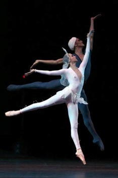 Anna Nikulina (Princeza Shireen), Denis Rodkin (Ferkhad); Akademski državni teatar Boljšoj, Moskva: Legenda o ljubavi, kor. Jurij Grigorovič, foto: © Damir Yusupov, facebook