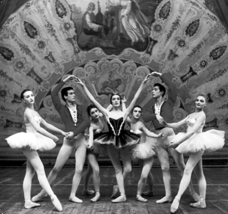 Marija Ignjatović, Miljenko Vikić, Ivanka Žunac, Maja Bezjak, Viktorija Slamnik, Slavko Pervan i Branka Zubčić; HNK u Zagrebu, Klasična baletna suita, kor. Walter Gore, 1959.