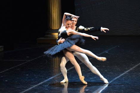Natalia Horsnell, srebrna medalja u C kategoriji, i Anton Bogov (partner, izvan konkurencije), foto: Saša Novković
