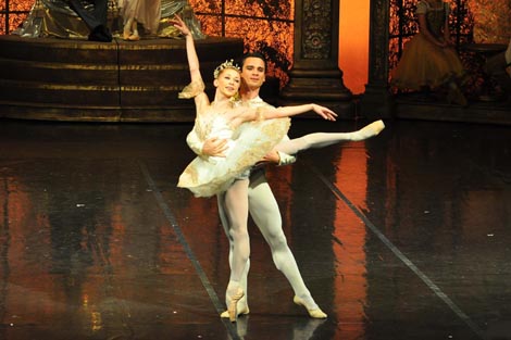 Iana Salenko, Tomislav Petranović; Balet Hrvatskog narodnog kazališta u Zagrebu: Petar Iljič Čajkovski, Orašar, kor. i red. Derek Deane, foto: © Saša Novković