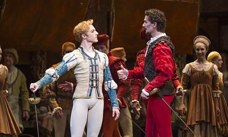 Steven McRae (Romeo) i Gary Avis (Tebaldo); The Royal Ballet, London: Sergej Prokofjev, Romeo i Julija (Romeo and Juliet), kor. Kenneth MacMillan, foto: Tristram Kenton