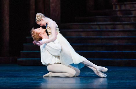 Steven McRae (Romeo) i Sarah Lamb (Julija); The Royal Ballet, London: Sergej Prokofjev, Romeo i Julija (Romeo and Juliet), kor. Kenneth MacMillan, foto: Tristram Kenton