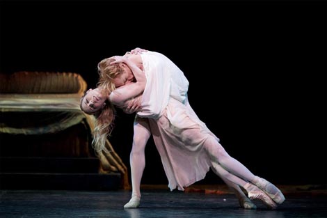 Sarah Lamb (Julija) i Steven McRae (Romeo); The Royal Ballet, London: Sergej Prokofjev, Romeo i Julija (Romeo and Juliet), kor. Kenneth MacMillan, foto: Alice Pennefather