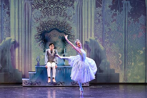 Hrvatsko narodno kazalište u Osijeku i Hrvatsko narodno kazalište Split: Davor Bobić / Hans Christian Andersen, Snježna kraljica, kor. i red. Svebor Sečak, foto Kristijan Cimer