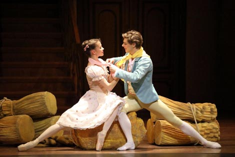 Maria Širinkina (Lise) i Vladimir Škljarov (Colas); Bayerisches Staatsballett, München: Ferdinand Hérold, La Fille mal gardee (Vragolasta djevojka), kor. Sir Frederick Ashton, foto: Wilfried Hösl