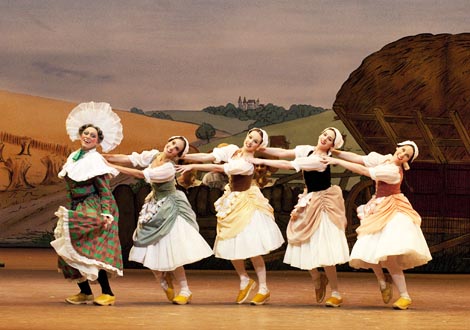 Philip Mosley (Simone) i ansambl u Plesu s klompama; Royal Opera House, London: Vragolasta djevojka (The Wayward Daughter), kor. Frederick Ashton, foto: foto: ©ROH, Tristram Kenton, 2010.