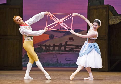 Natalia Osipova (Lisa) i Steven McRae (Colas); Royal Opera House, London: Vragolasta djevojka (The Wayward Daughter), kor. Frederick Ashton, foto: ©ROH, Tristram Kenton, 2015.