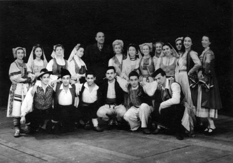 Ansambl Baleta HNK-a u Zagrebu početkom 1950-ih; Zvonimir Podkovac čuči u sredini